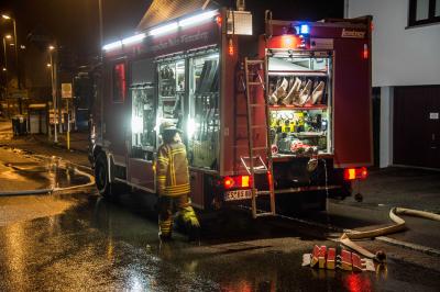 Esslingen-Obertal: Brand eines Elektroverteiler im Keller eines 2 geschossigen Wohnhauses - Personen ueber Steckleiter gerettet - 3 Verletzte